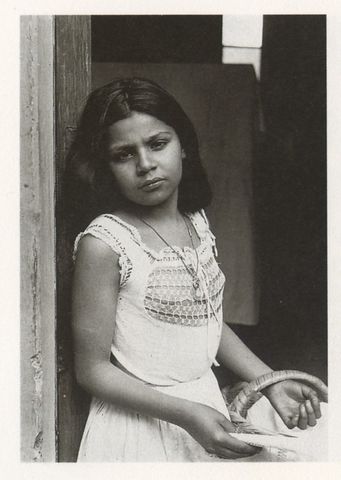 Niña vendiendo en C. Madero