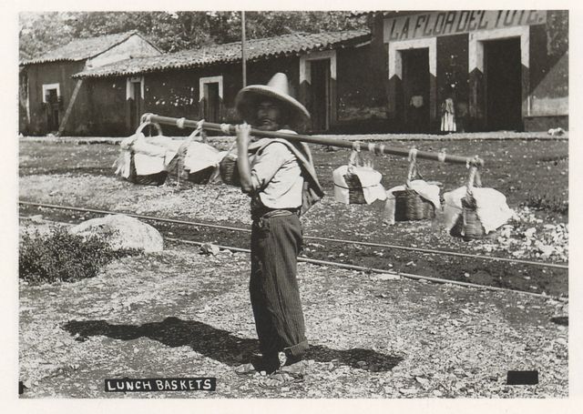 Frente a iglesia de Sta Gertrudis, llevando comida a obreros del ferrocarril